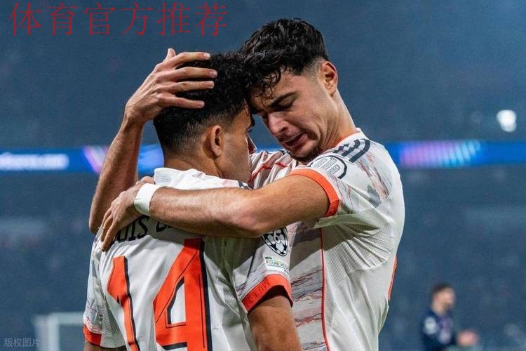 亢奋过头？拜仁7500万新援双响后剪刀脚染红！致巴黎巨星重伤痛哭